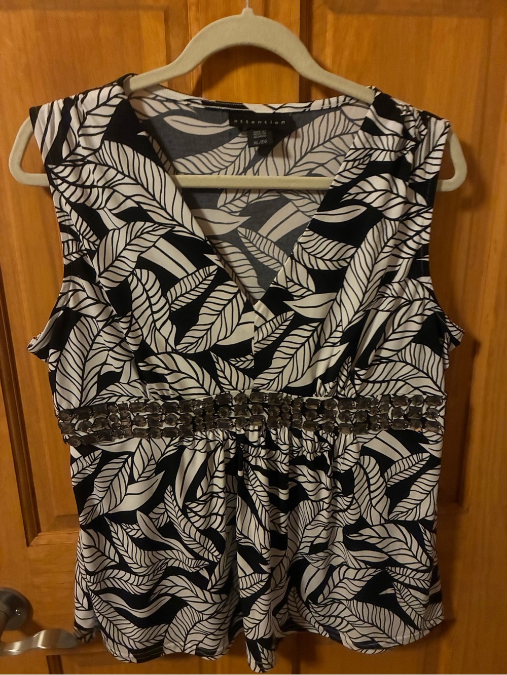 Black & White Leaf-Print Sleeveless V-Neck Top